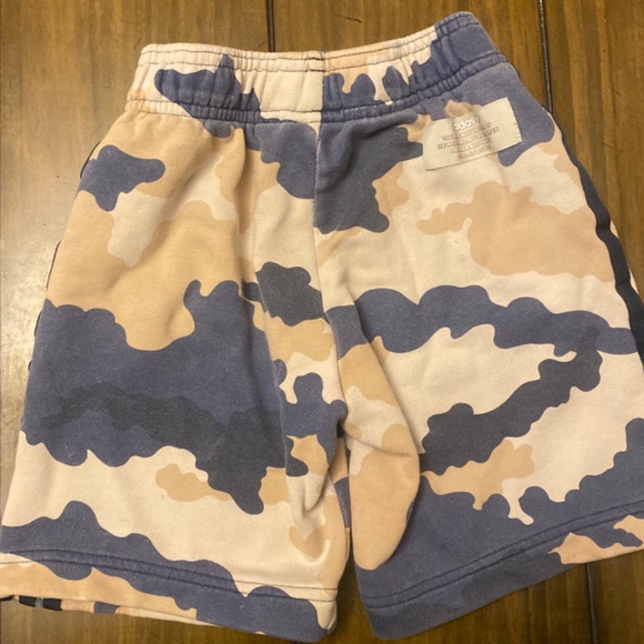Boys Adidas Tan/Blue Camo Shorts Size XS - Picture 3 of 5